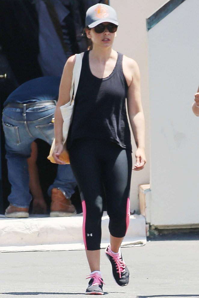 Sarah Michelle Gellar in Tights Leaving Pilates classes in Santa Monica
