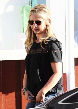 Sarah Michelle Gellar - Leaving the Brentwood Country Mart in Brentwood