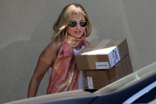 Sarah Michelle Gellar - Picks up packages from a post office in Brentwood