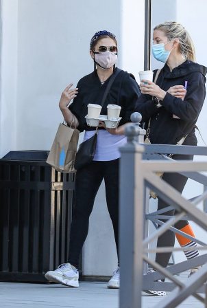 Sarah Michelle Gellar - Seen at Blue Bottle with a friend in Brentwood