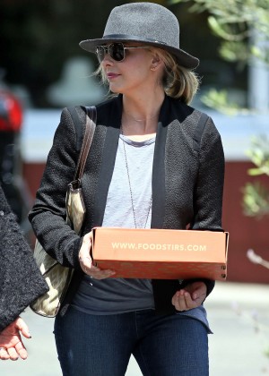 Sarah Michelle Gellar - Shopping at the Country Mart in Brentwood