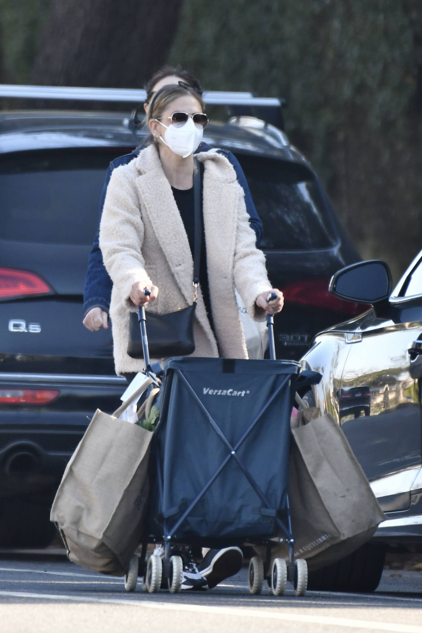 Sarah Michelle Gellar – shopping at the farmers market in Brentwood