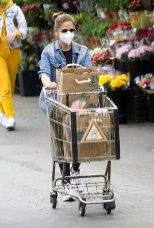 Sarah Michelle Gellar - Shopping at Whole Foods in Los Angeles