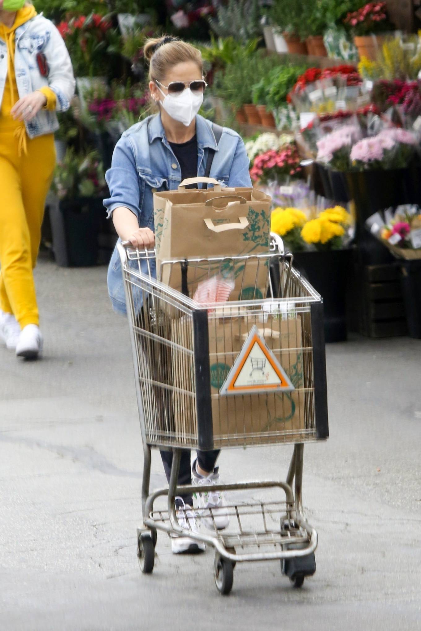 Sarah Michelle Gellar - Shopping at Whole Foods in Los Angeles