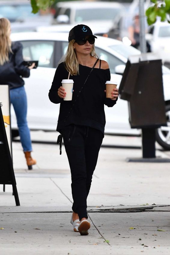 Sarah Michelle Gellar stop for a coffee in Brentwood