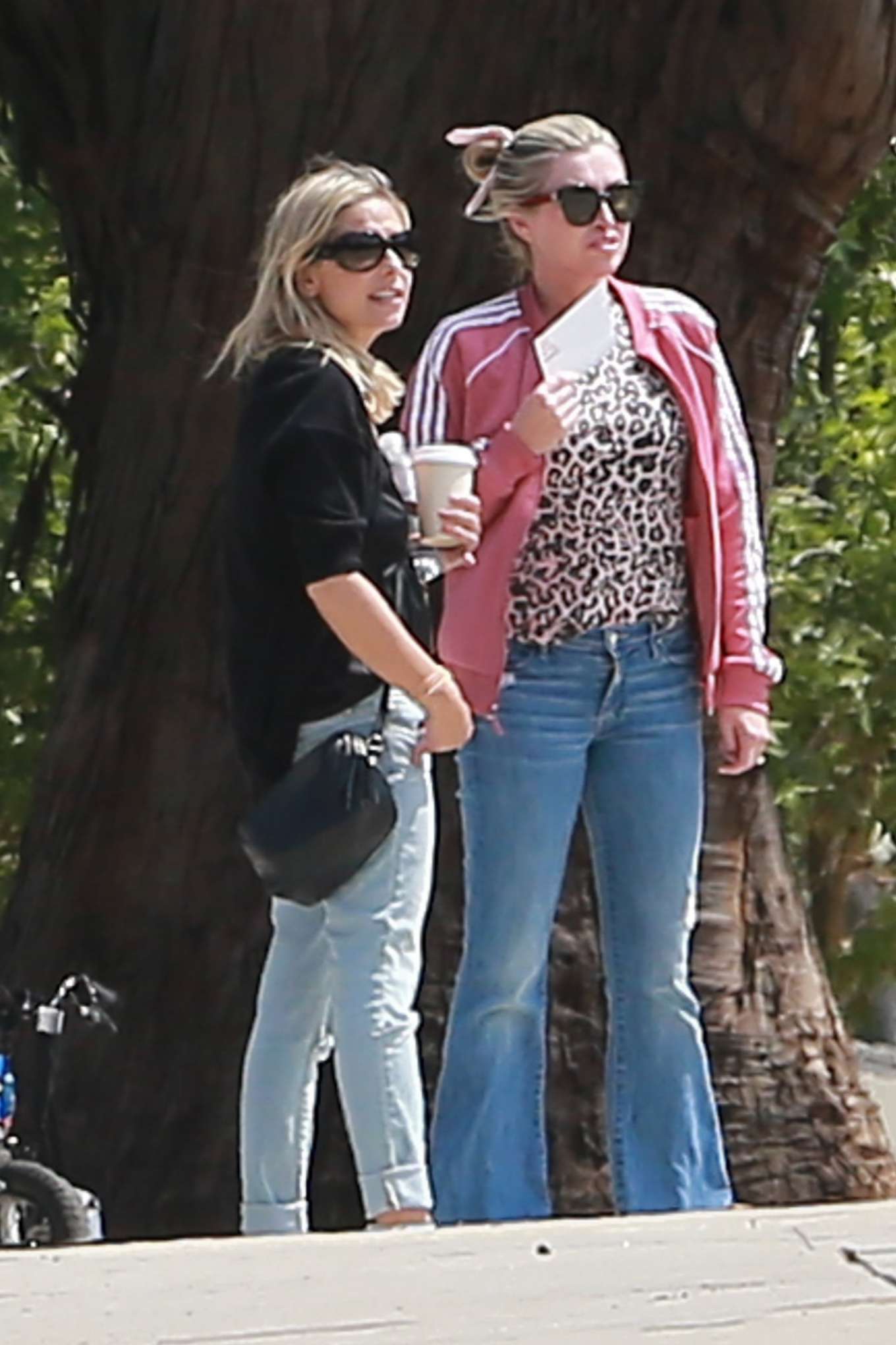 Sarah Michelle Gellar â€“ Taking her daughter to a park in Pacific Palisades