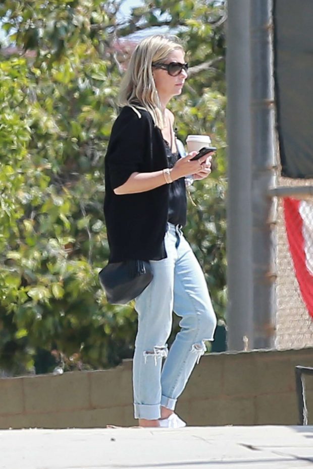 Sarah Michelle Gellar - Taking her daughter to a park in Pacific Palisades