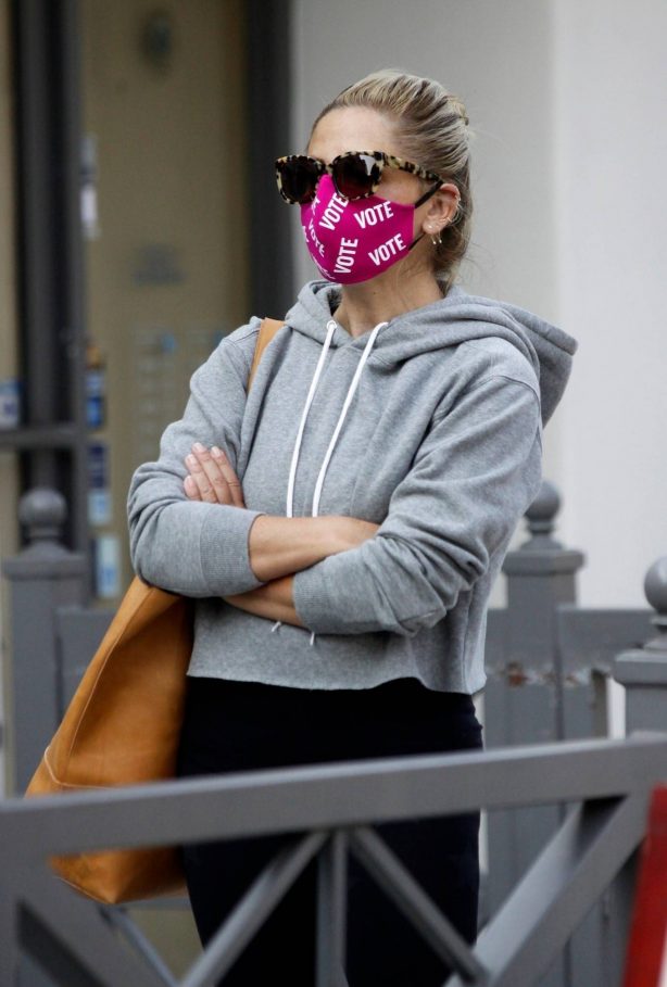 Sarah Michelle Gellar - Wearing a 'Vote' mask in Los Angeles