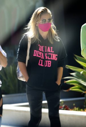 Sarah Michelle Gellar - Wears a sweatshirt SOCIAL DISTANCING CLUB in Brentwood