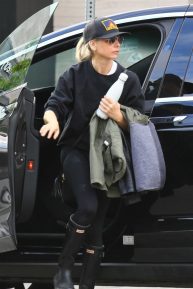 Sarah Michelle Gellar - Wears her rain boots and carries an extra coat - Heading to the gym in Brentwood