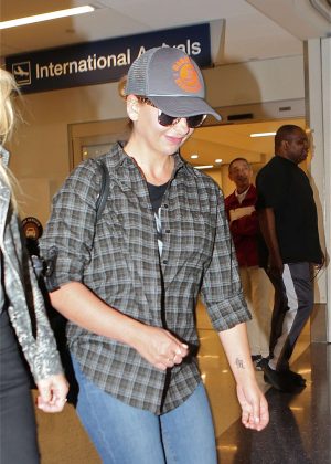Sarah Michelle Geller - Arrives at LAX in Los Angeles