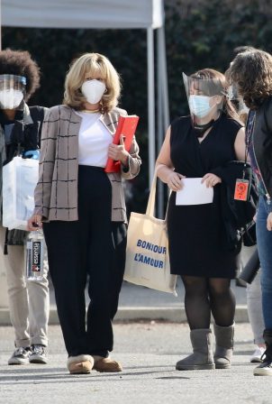 Sarah Paulson and Beanie Feldstein - Filming 'American Crime Story: Impeachment' in Los Angels