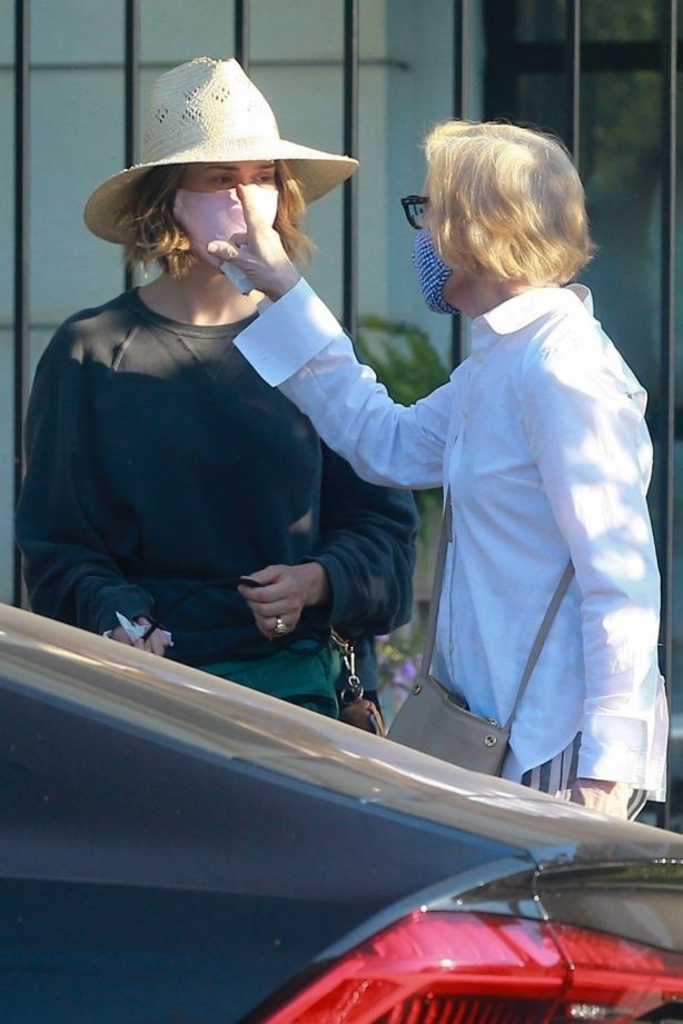 Sarah Paulson and Holland Taylor - Shopping candids on Melrose Place in West Hollywood