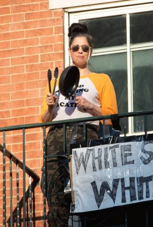 Sarah Silverman - Claps for Health Care Works Under BLM Protest Sign in New York