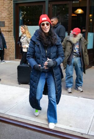 Sarah Silverman - Goofs around for the cameras in New York