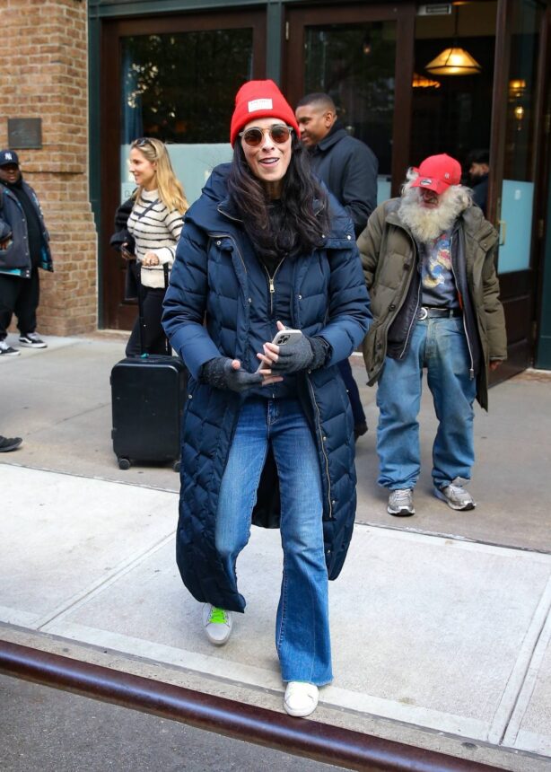 Sarah Silverman - Goofs around for the cameras in New York