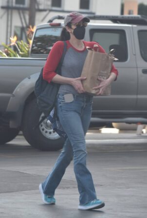 Sarah Silverman - Grocery shopping candids in Studio City