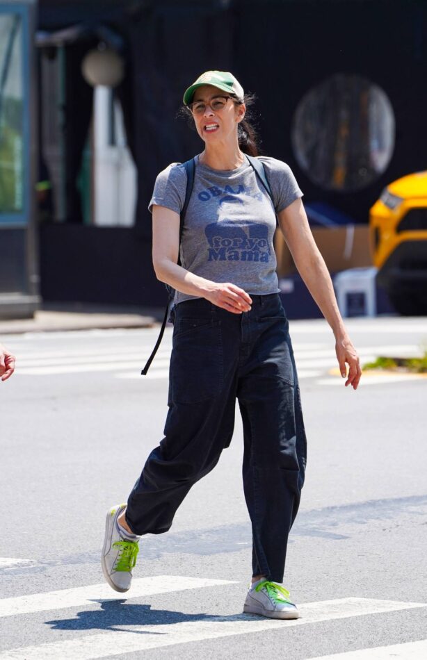 Sarah Silverman - Heading out with friends in New York