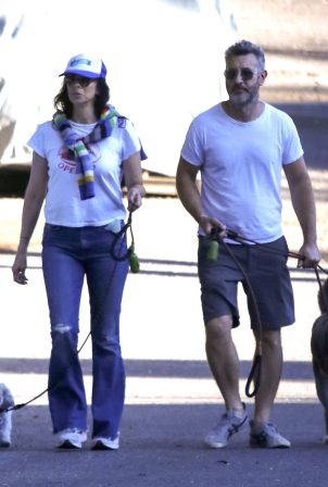 Sarah Silverman - Shopping candids with Rory Albanese at Gelson's Market in Los Feliz