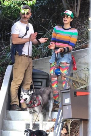 Sarah Silverman - With her boyfriend Rory Albanes on a stroll in Los Angeles