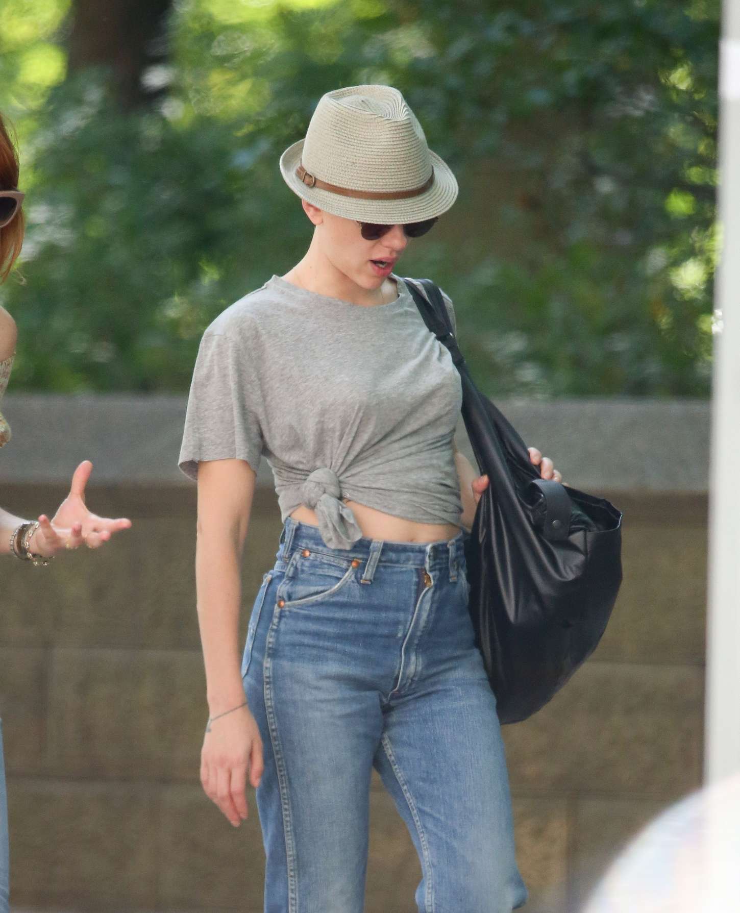 “Channeling Scarlett: How to Rock Chic Street Style with Denim”