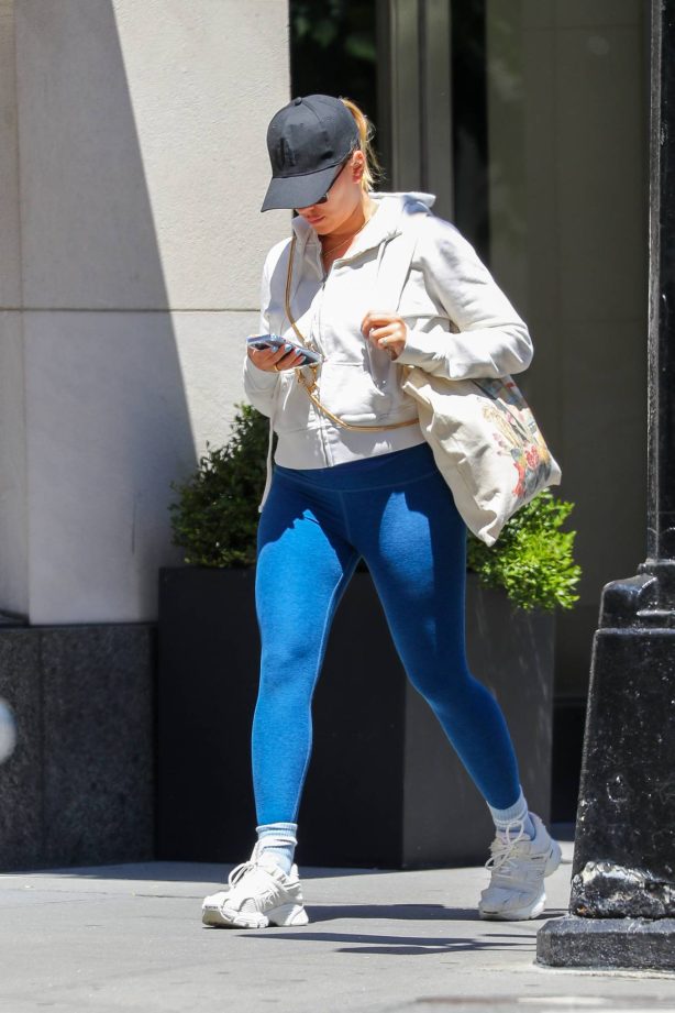 Scarlett Johansson - In leggegings Heading to the gym in New York