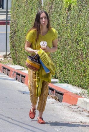 Scout Willis - Arrives at a friend's house in Los Angeles