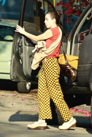 Scout Willis - Carrying her dog in her shoulder sling in Los Angeles