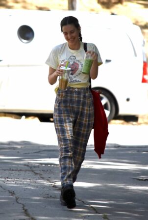 Scout Willis - Returns home from a coffee run in Los feliz