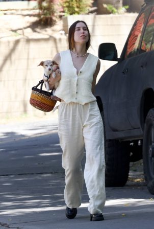 Scout Willis - Seen as she visits a friend with her dog in Los Feliz
