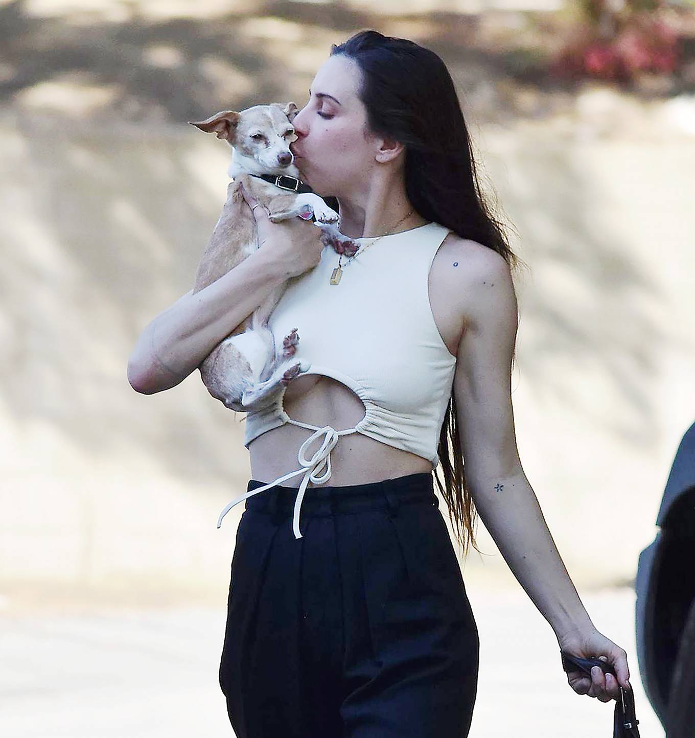 Scout Willis 2022 : Scout Willis – Seen with her pooch in Los Angeles-03