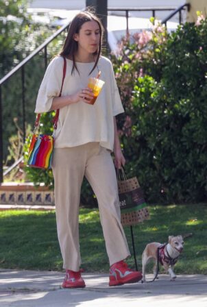 Scout Willis - Walk with her dog in Los Feliz