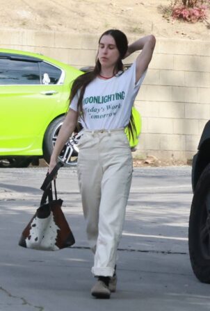 Scout Willis - Wears a Moonlighting tee to visit a friend in Los Angeles