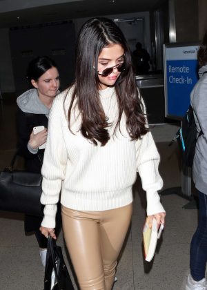 Selena Gomez - Arrives at Los Angeles International Airport