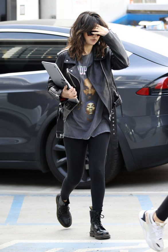 Selena Gomez - Arrives at Nine Zero One Salon in West Hollywood