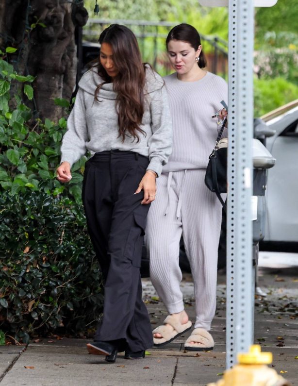 Selena Gomez - Arriving at the Face Place Salon in West Hollywood