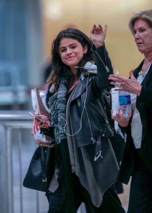 Selena Gomez - Arriving in Atlanta