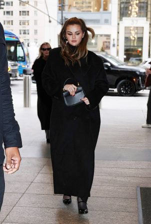 Selena Gomez - Flashes a 'B' Ring while Out in NY