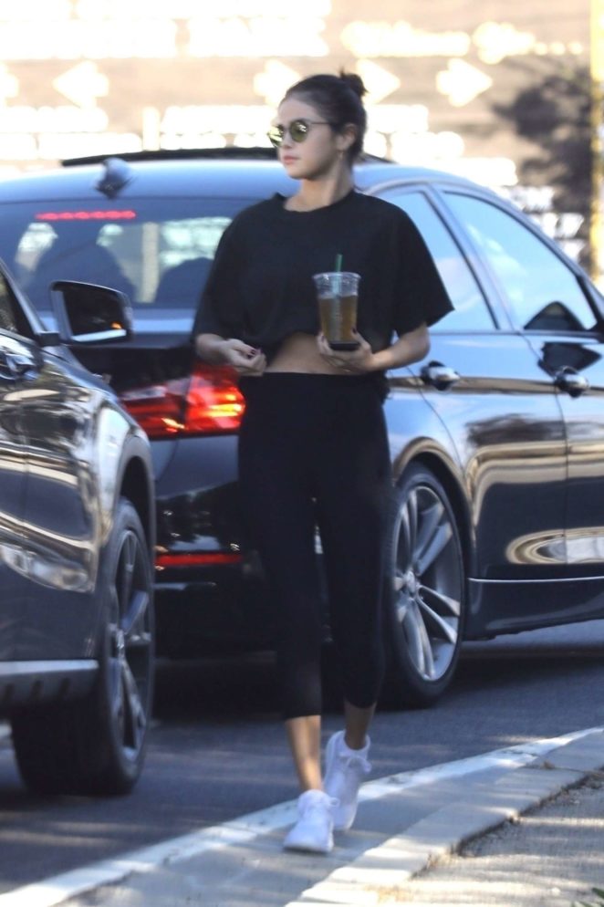 Selena Gomez - Grab an iced tea in Los Angeles