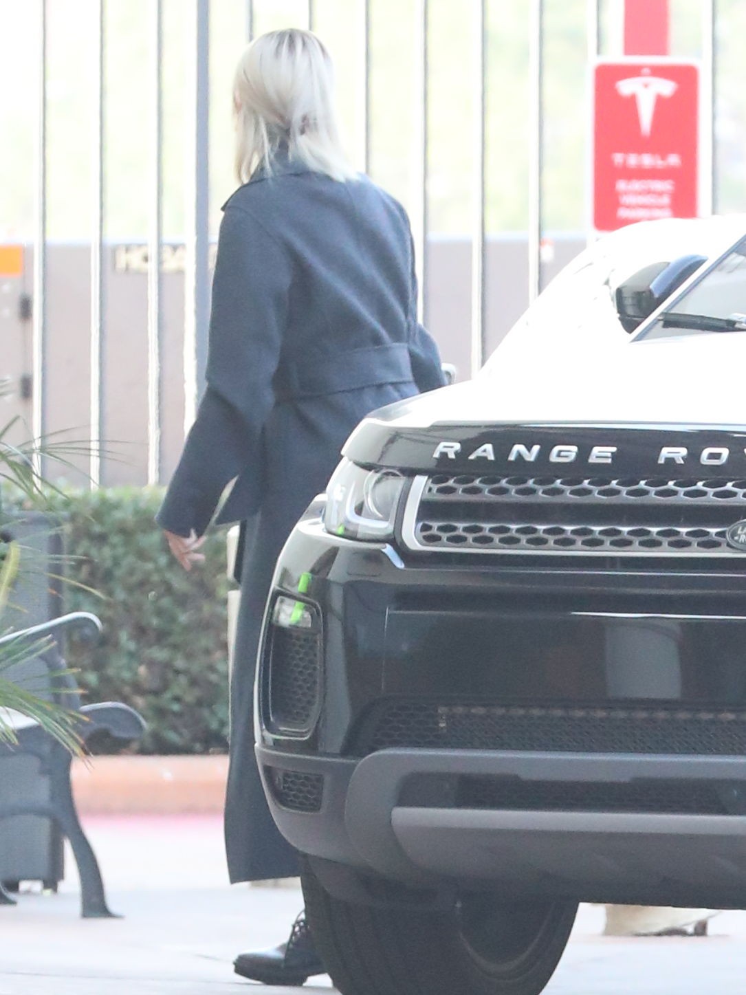 Selena Gomez - Hides before jetting off in Los Angeles