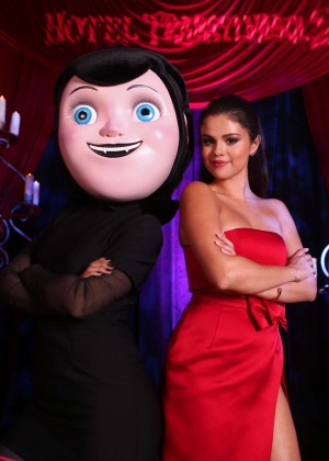 Selena Gomez - 'Hotel Transylvania 2' Photocall in Cancun