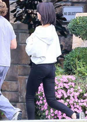 Selena Gomez in Black Jeans at a Rehab Center in Tennessee