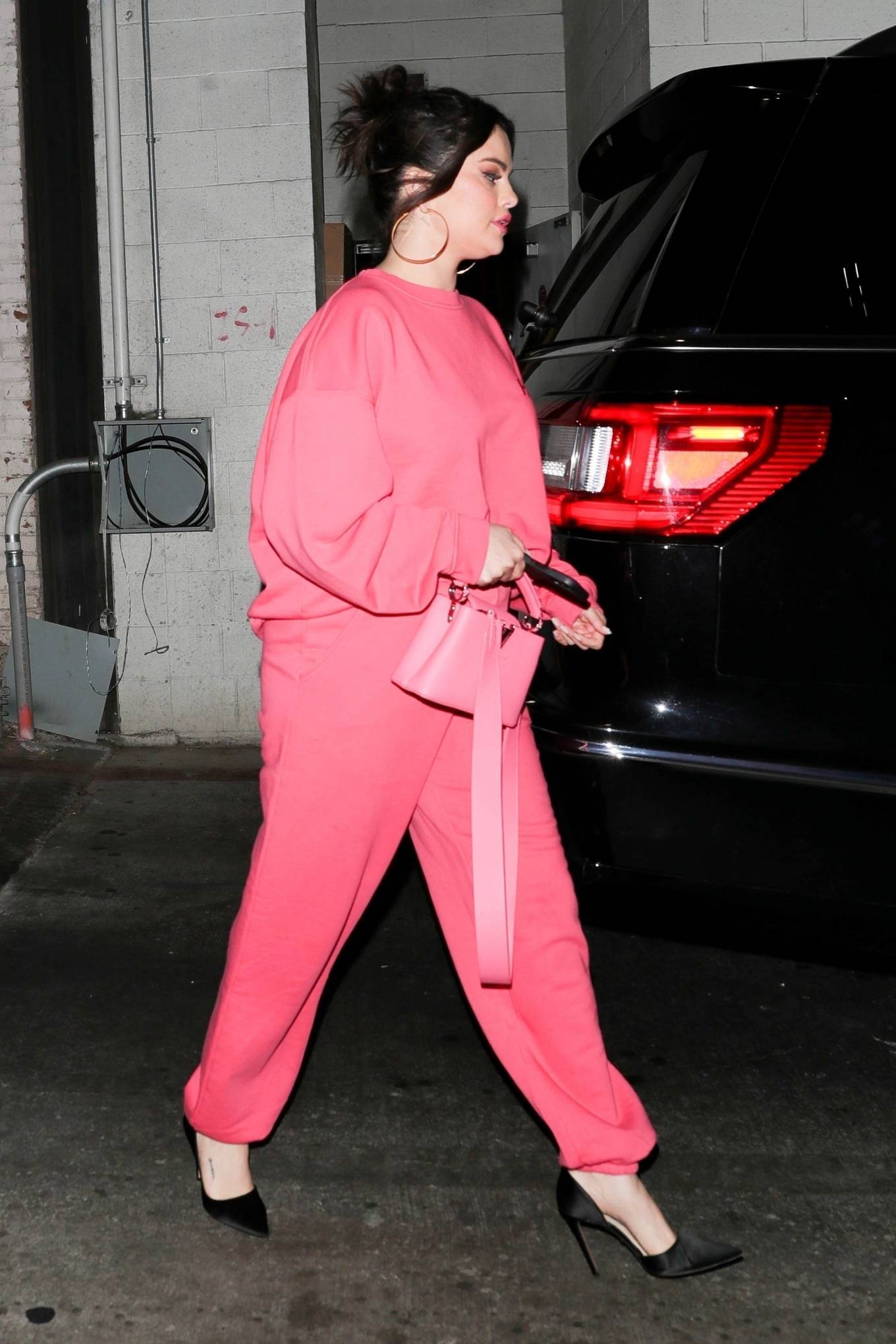Selena Gomez 2021 : Selena Gomez – In pink as she leaves a late dinner at Wallys restaurant in Beverly Hills-14