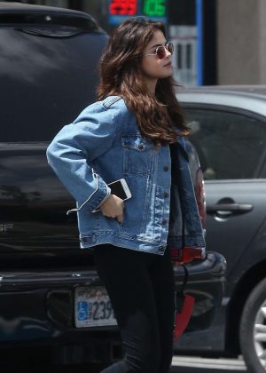 Selena Gomez - Leaves the GNC store in Studio City