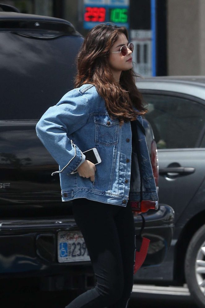 Selena Gomez - Leaves the GNC store in Studio City