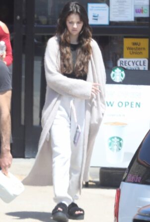 Selena Gomez - On a grocery run ahead of Memorial Day celebrations in Malibu