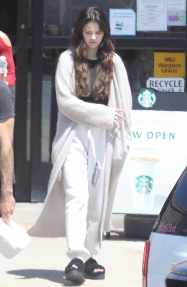 Selena Gomez - On a grocery run ahead of Memorial Day celebrations in Malibu
