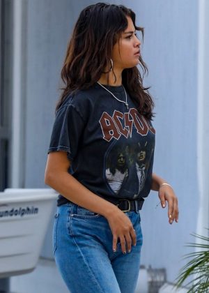 Selena Gomez – Out in Santa Monica | GotCeleb