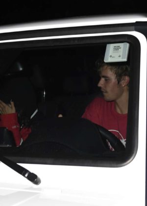 Selena Gomez - Returns to her home with Justin Bieber in Studio City