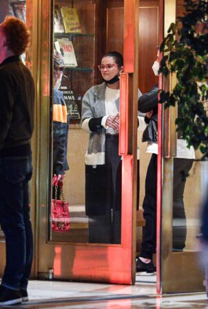Selena Gomez – Seen after dining with a mystery man
